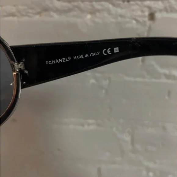 CHANEL Black Sunglasses with Crystal Details - Picture 4 of 5